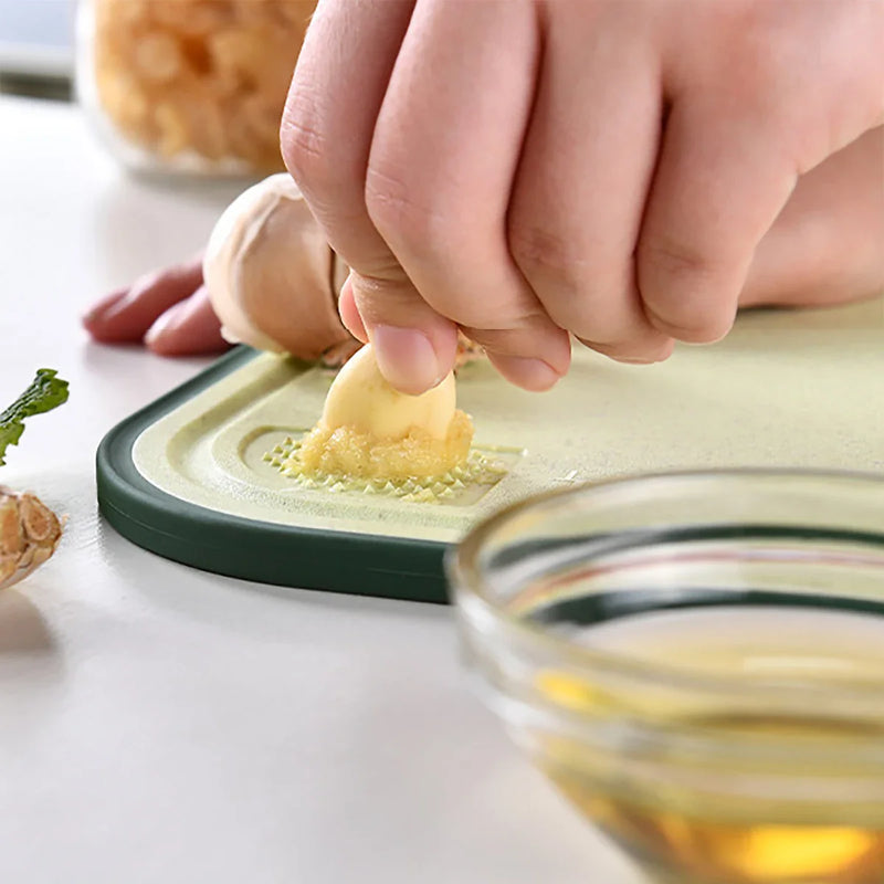 Praktyczna deska do krojenia z młyńkiem do czosnku