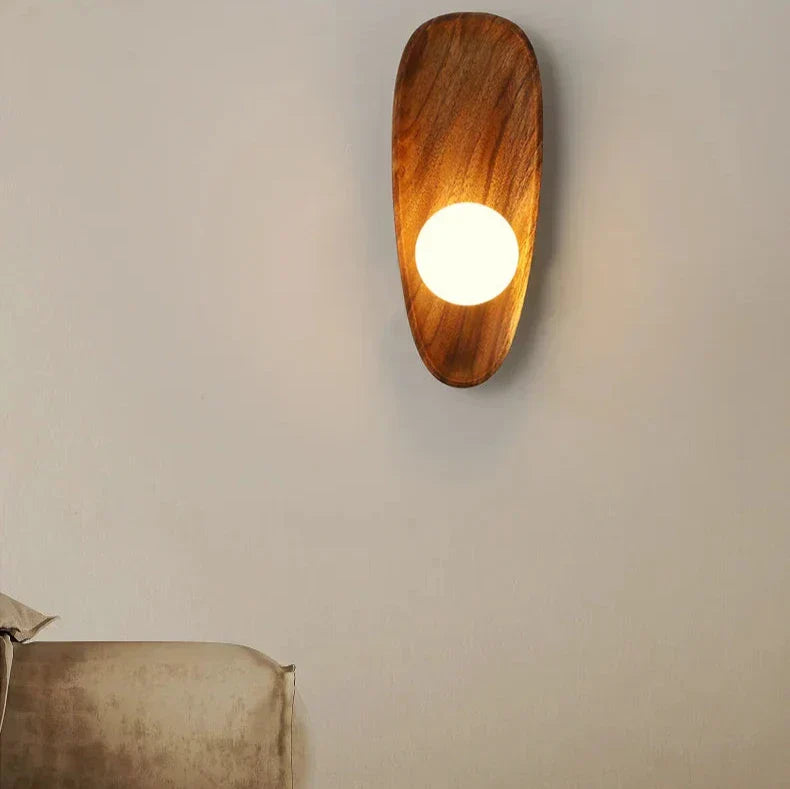 Drewniana lampa ścienna, naturalne światło