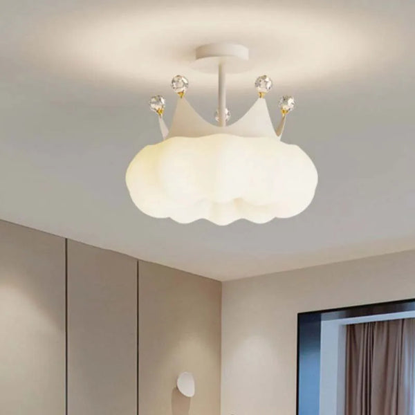 Kremowy Żyrandol z Królewskim Akcentem