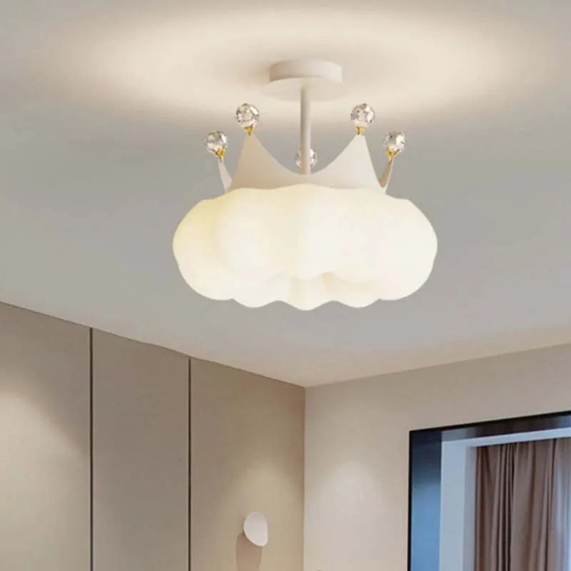 Kremowy Żyrandol z Królewskim Akcentem