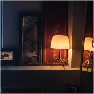 Nowoczesna Lampa Biurkowa z Metalowym Trójnogiem