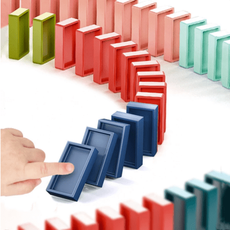 Interaktywny pociąg Domino automatycznie układający klocki dla dodatkowej zabawy