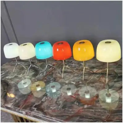 Nowoczesna Lampa Biurkowa z Metalowym Trójnogiem