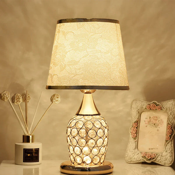 Stylowa Lampa z Delikatnym Kryształowym Połyskiem