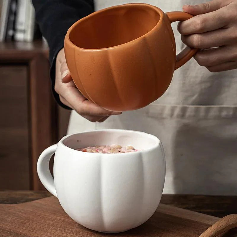 Uroczy kubek ceramiczny w kształcie dyni na jesienne napoje