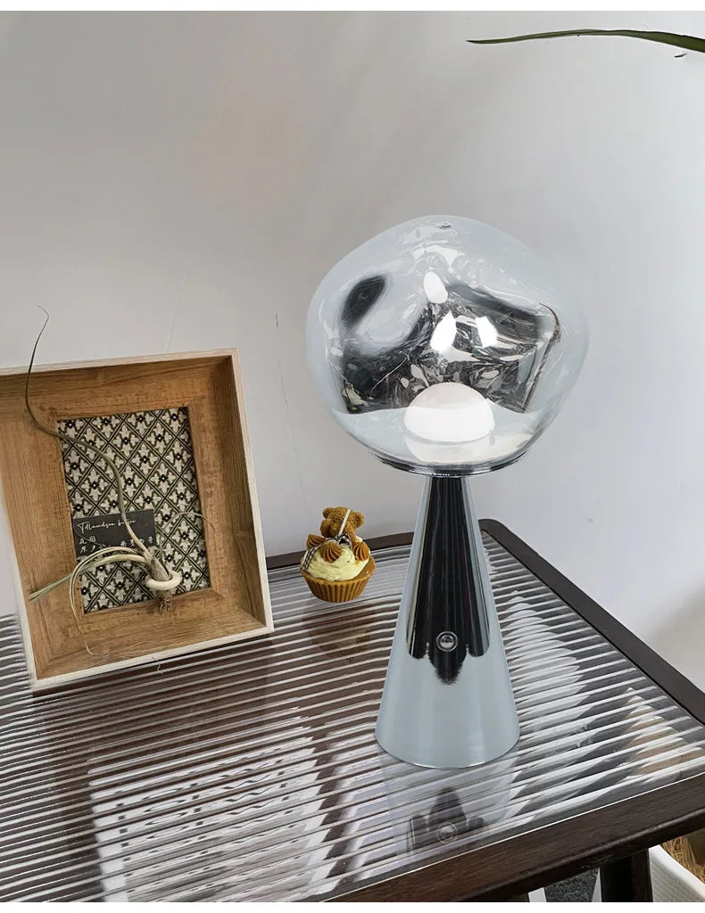 Wulkaniczna Lampa LED na Biurko z Funkcją Ściemniania