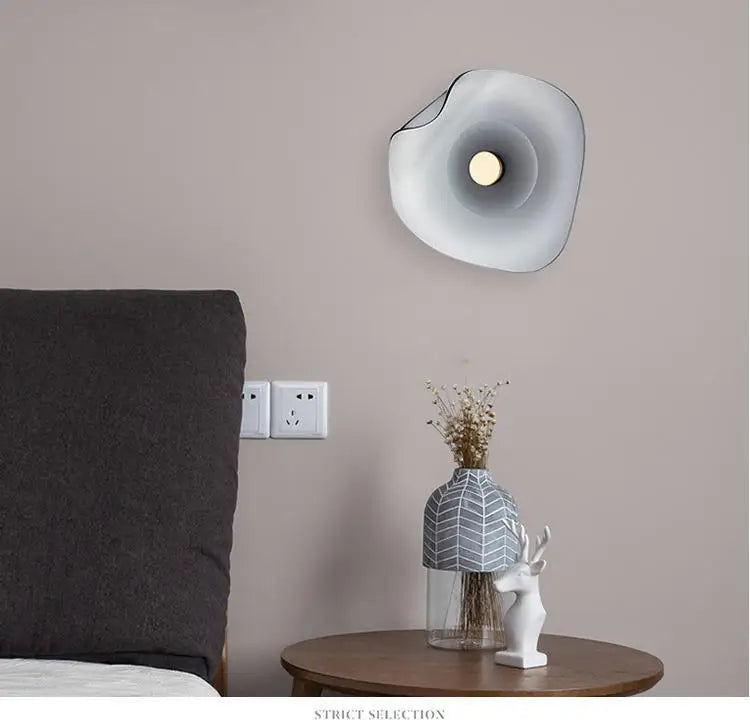 Smukła Lampa Ścienna ze Szkła w Nowoczesnym Stylu