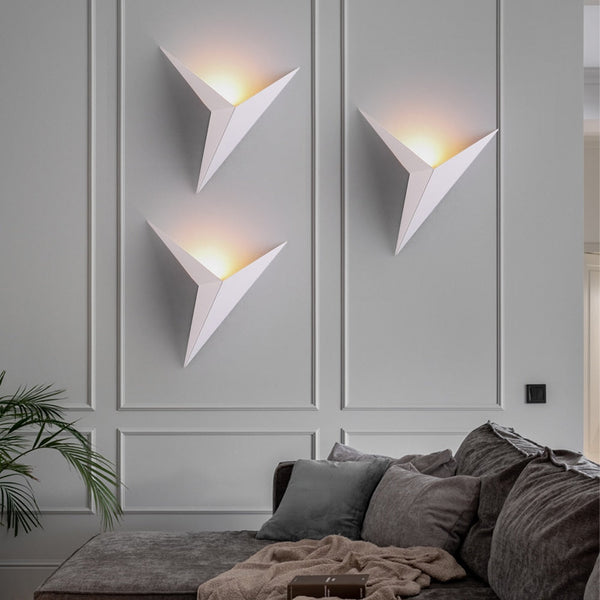 Trójkątna Lampa Ścienna – Minimalistyczny Design