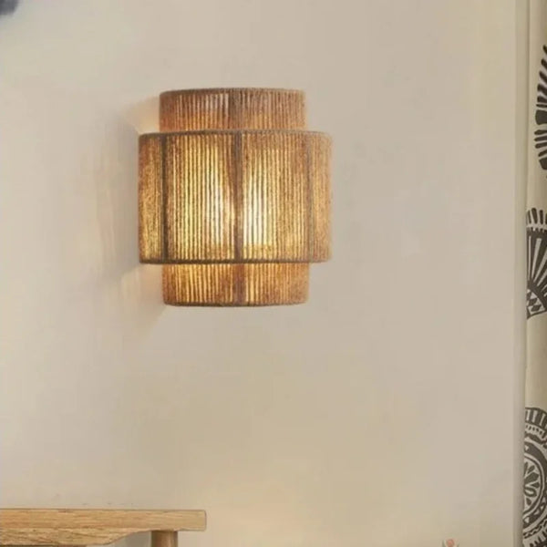 Ścienna lampa LED z naturalnym brązowym wykończeniem i sznurem konopnym