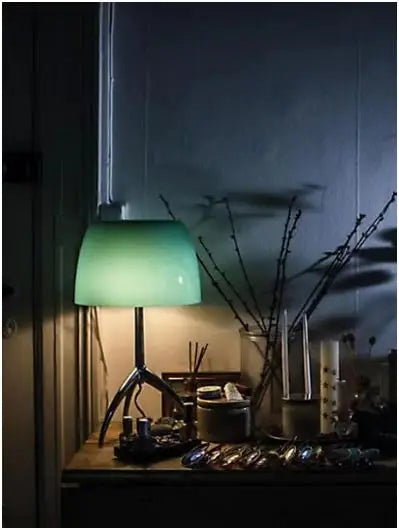 Nowoczesna Lampa Biurkowa z Metalowym Trójnogiem