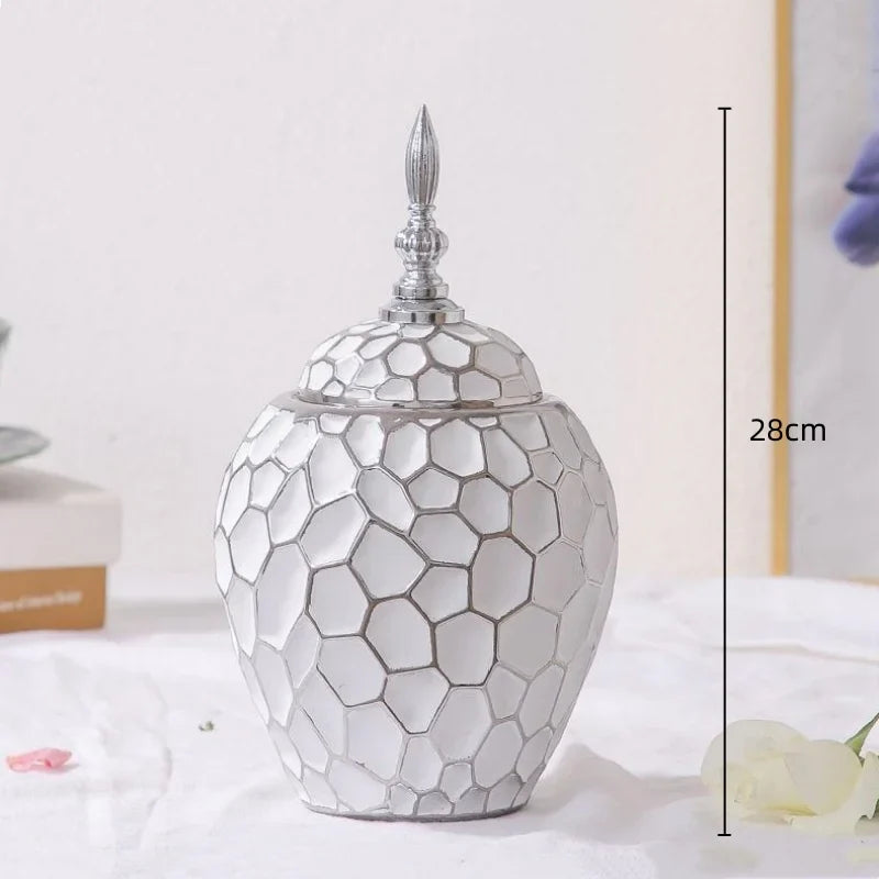 Elegancki wazon ceramiczny ze złotym akcentem