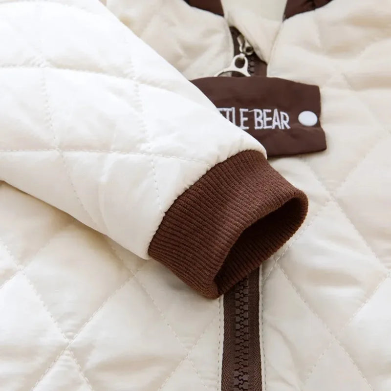 Przytulny onesie z motywem misia na zimowe dni