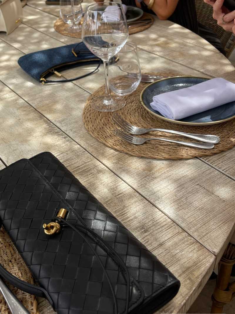 Elegancka Torebka Pleciona z Złotą Klamrą