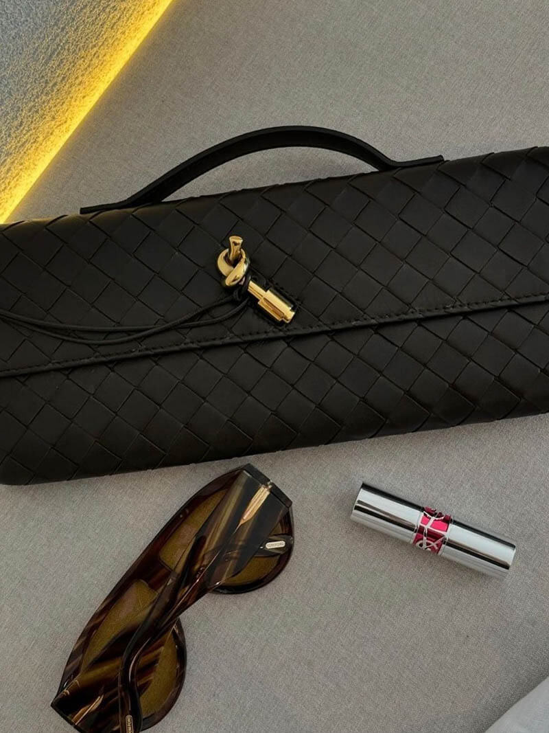 Elegancka Torebka Pleciona z Złotą Klamrą
