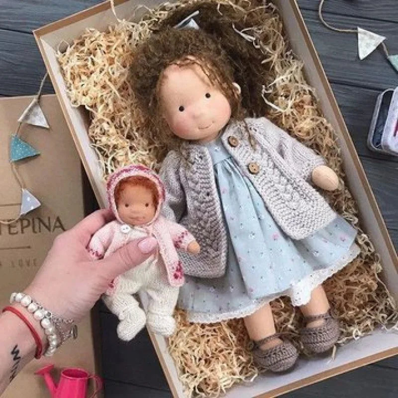 Bawełniana Przytulanka Mila w Stylu Waldorfskim z Pudełkiem z Tkaniny