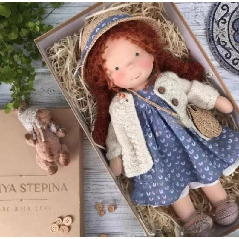 Bawełniana Przytulanka Mila w Stylu Waldorfskim z Pudełkiem z Tkaniny