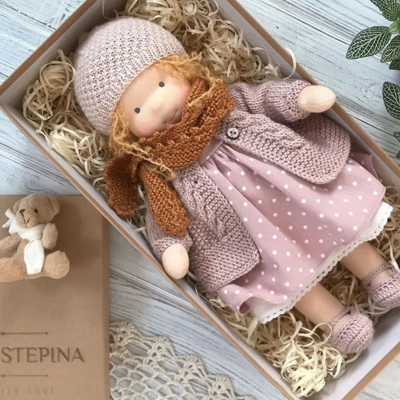 Bawełniana Przytulanka Mila w Stylu Waldorfskim z Pudełkiem z Tkaniny