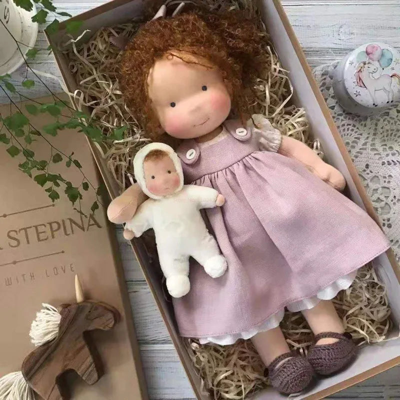 Bawełniana Przytulanka Mila w Stylu Waldorfskim z Pudełkiem z Tkaniny