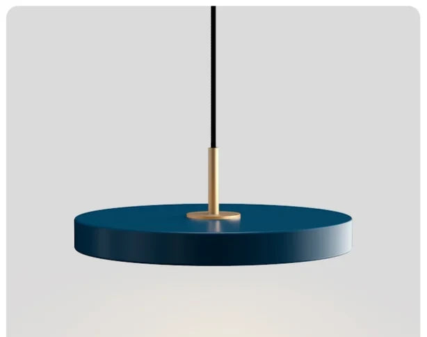 Nowoczesna lampa UFO z metalicznym wykończeniem