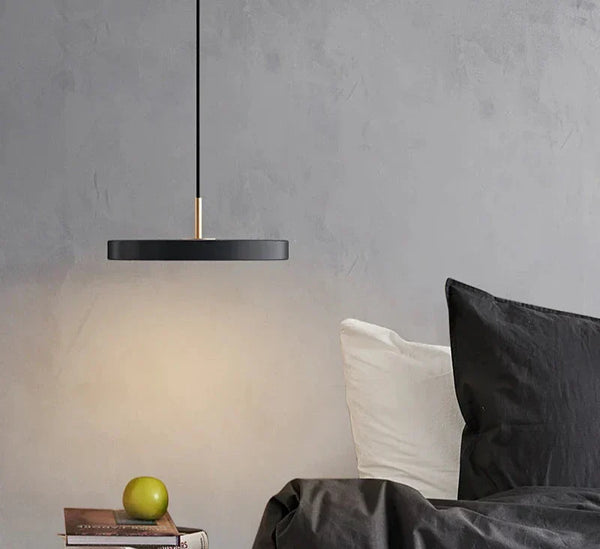 Nowoczesna lampa UFO z metalicznym wykończeniem