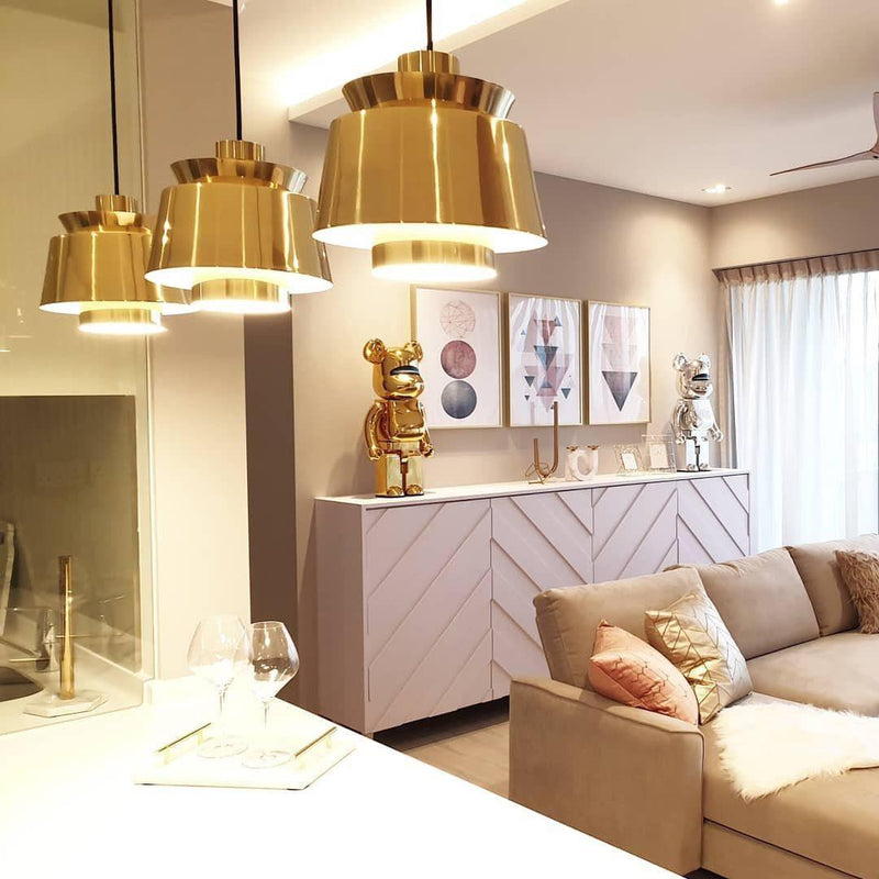 Elegancka Lampa Wisząca o Świetlistym Wykończeniu