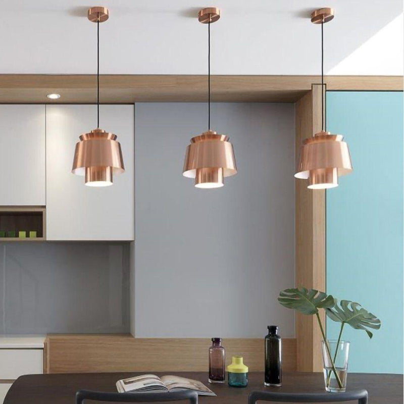 Elegancka Lampa Wisząca o Świetlistym Wykończeniu