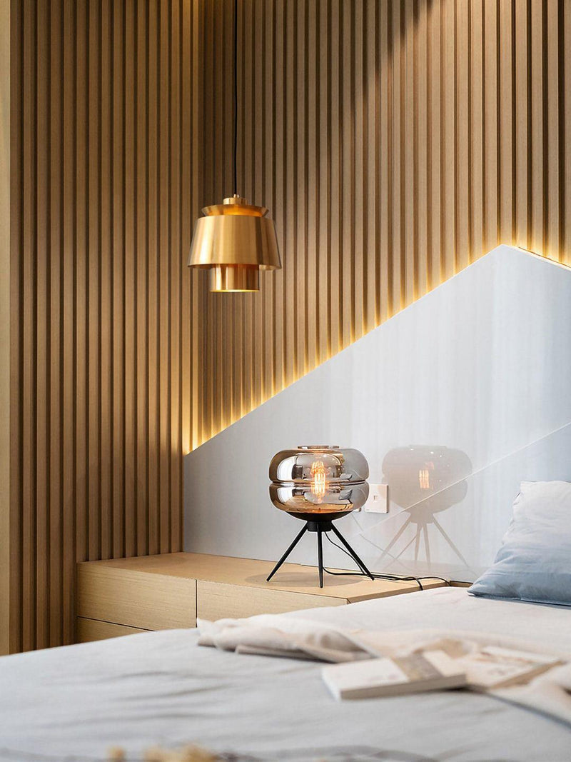 Elegancka Lampa Wisząca o Świetlistym Wykończeniu