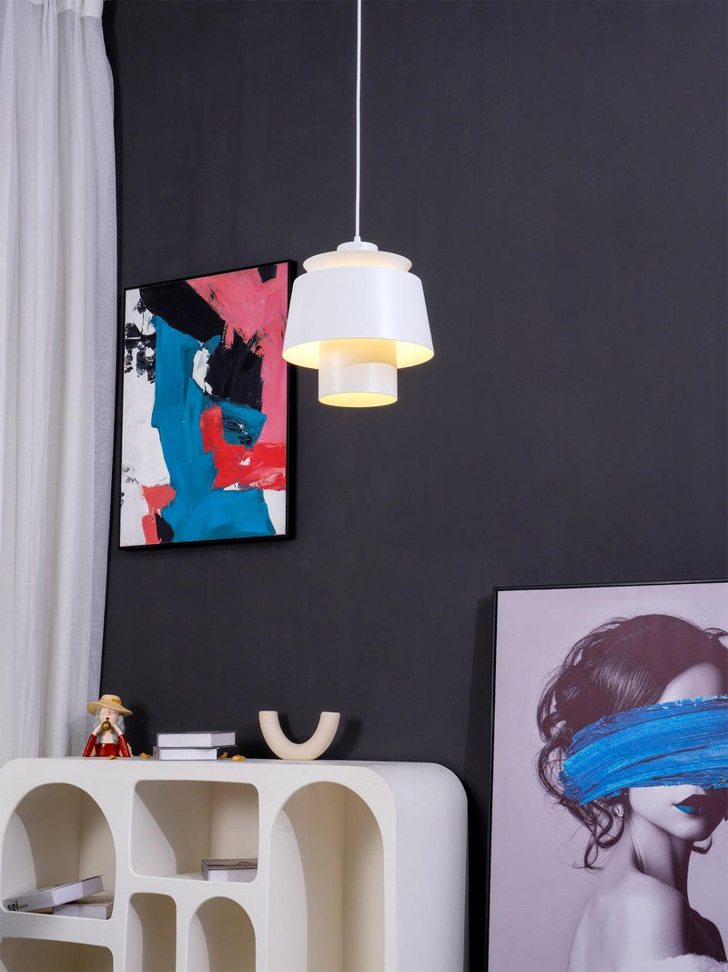Elegancka Lampa Wisząca o Świetlistym Wykończeniu