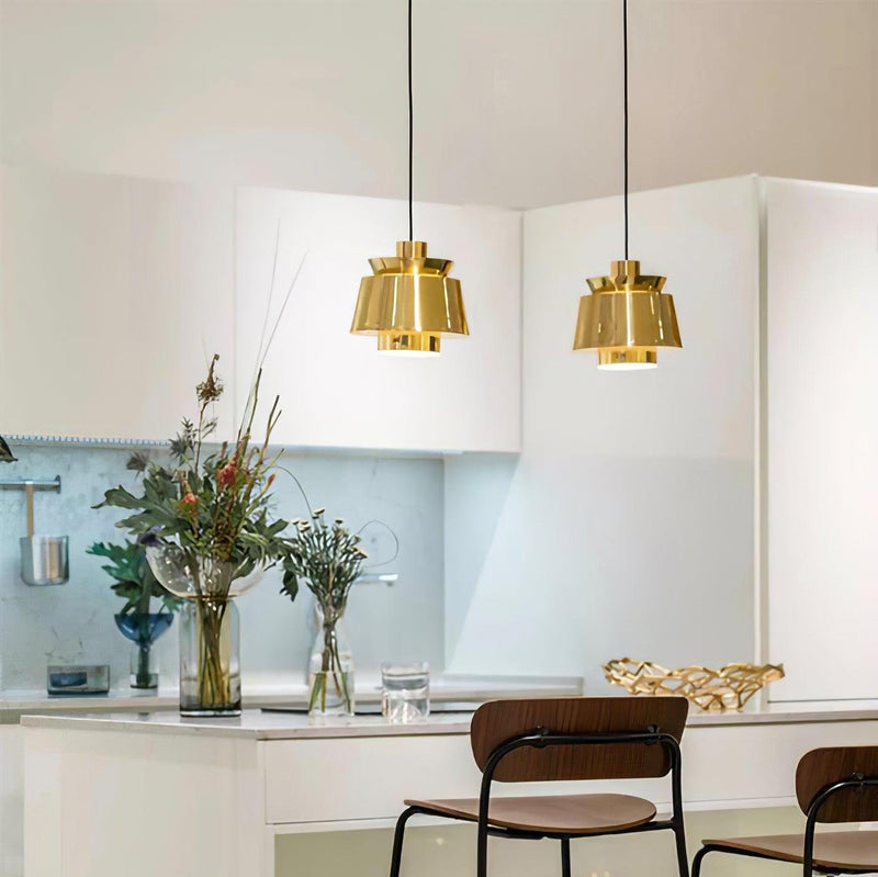 Elegancka Lampa Wisząca o Świetlistym Wykończeniu