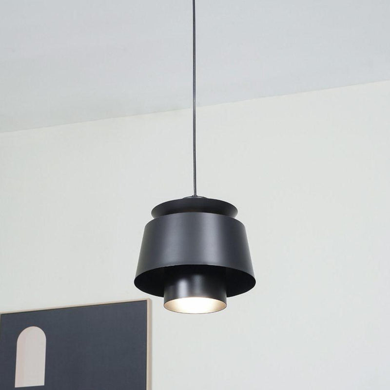 Elegancka Lampa Wisząca o Świetlistym Wykończeniu