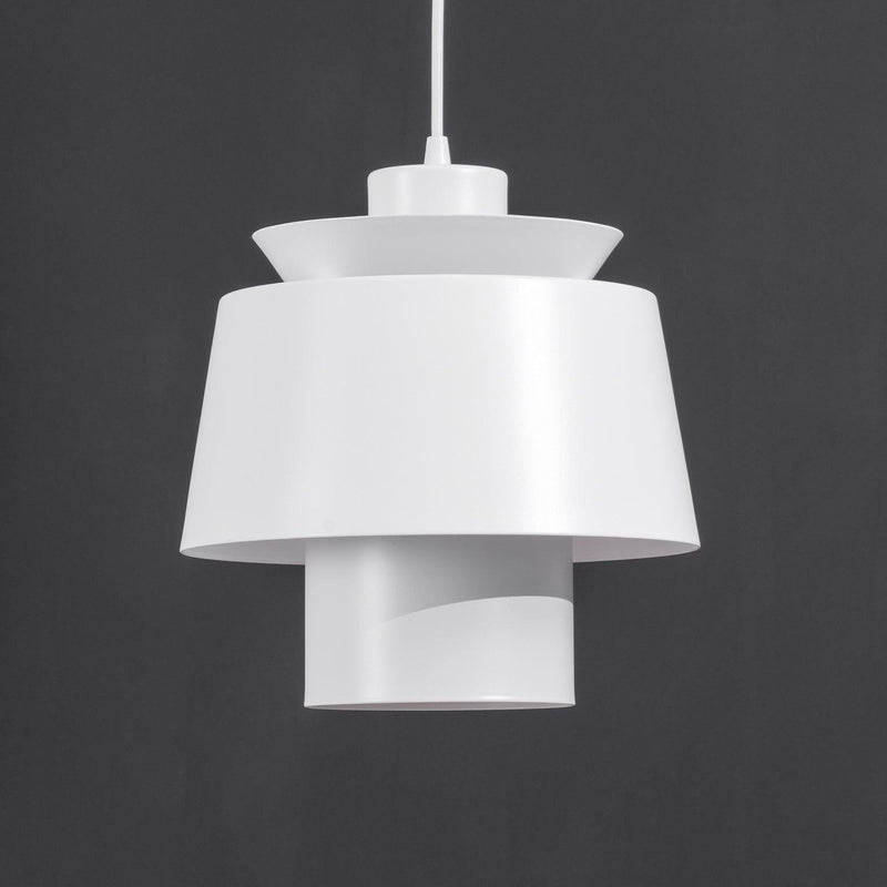 Elegancka Lampa Wisząca o Świetlistym Wykończeniu