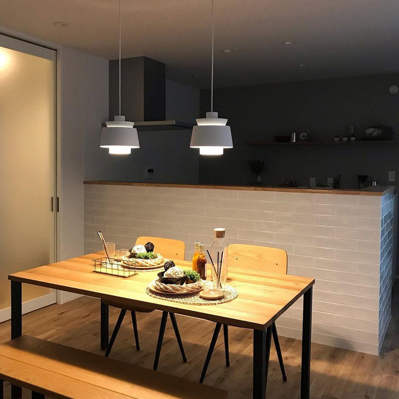 Elegancka Lampa Wisząca o Świetlistym Wykończeniu