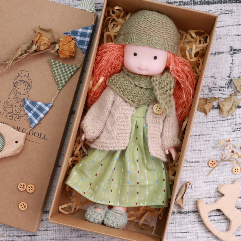 Ręcznie Robiona Laleczka z Winylu z Modnymi Ubrankami i Szaliczkiem