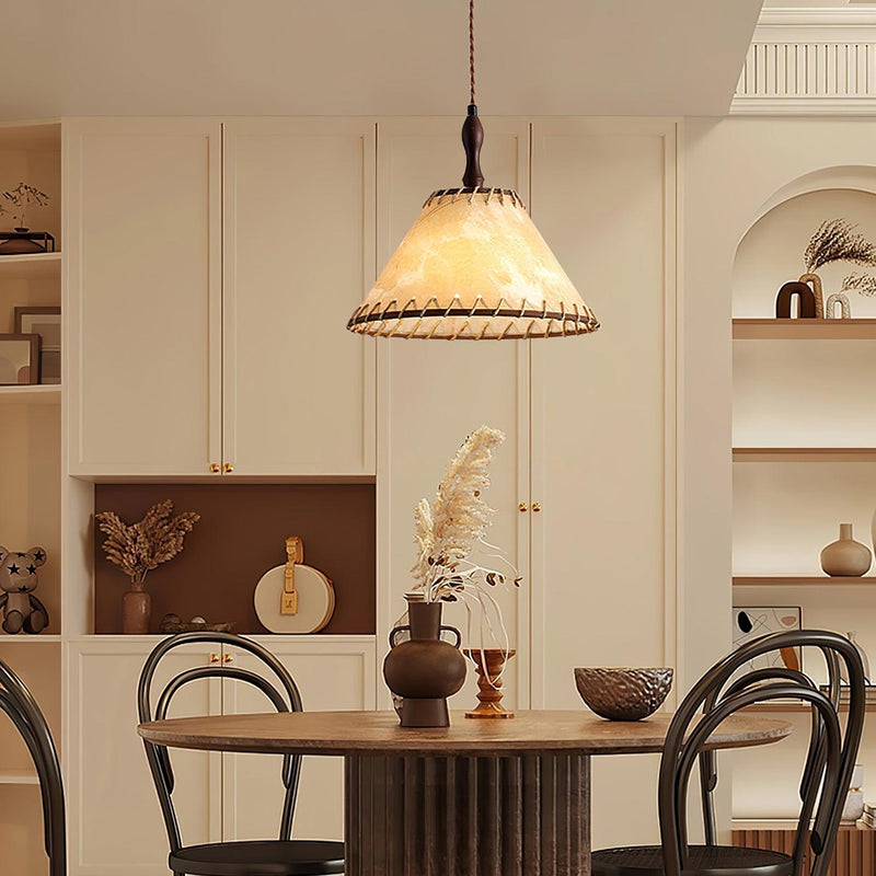 Lampa wisząca z naturalnymi materiałami i subtelnym światłem