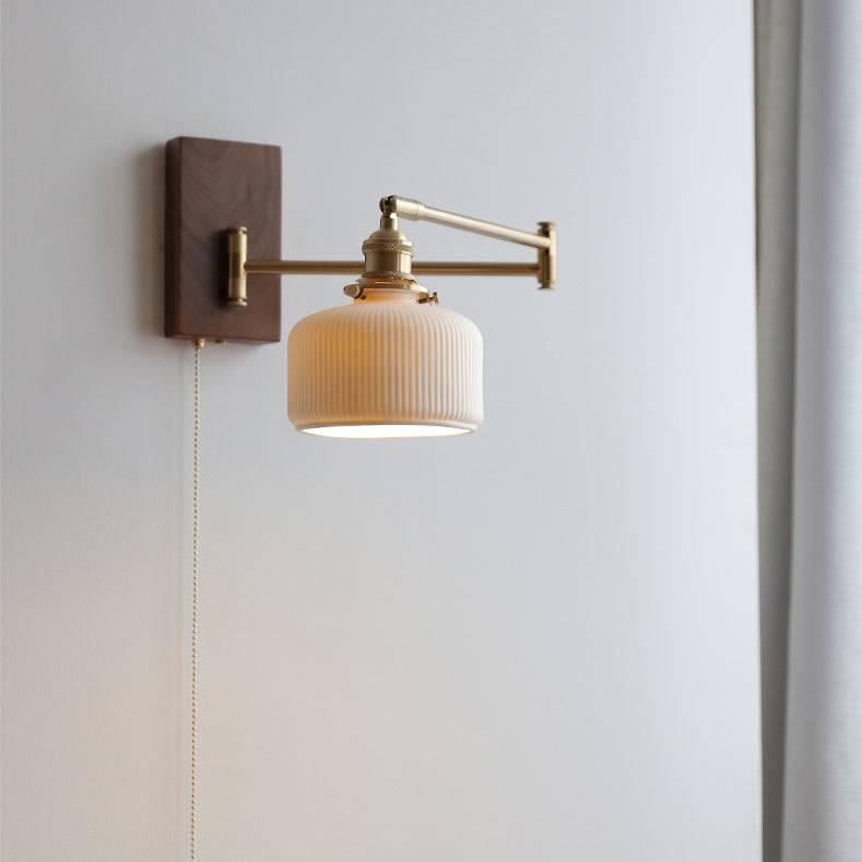 Ceramiczna lampa ścienna z drewnianymi detalami