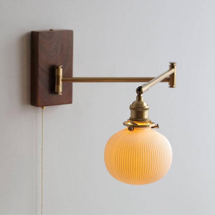 Ceramiczna lampa ścienna z drewnianymi detalami