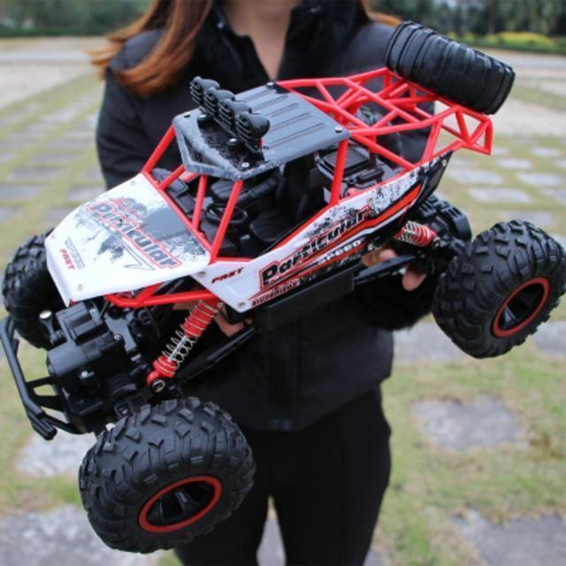 Wytrzymały monster truck zdalnie sterowany na terenowe przygody