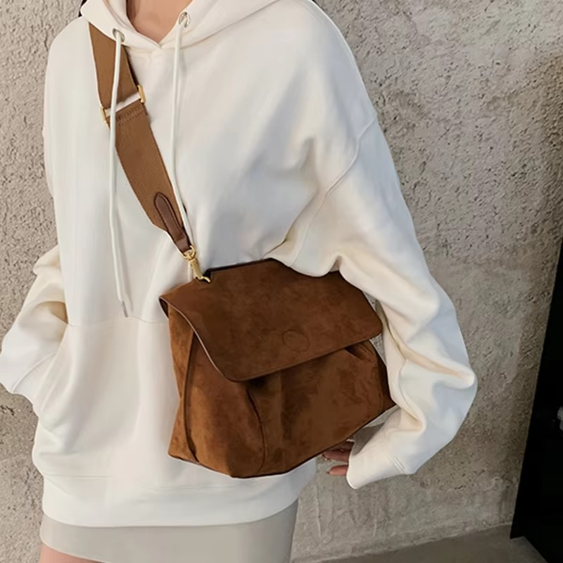 Modna torba damska zamszowa crossbody na jesień zimę