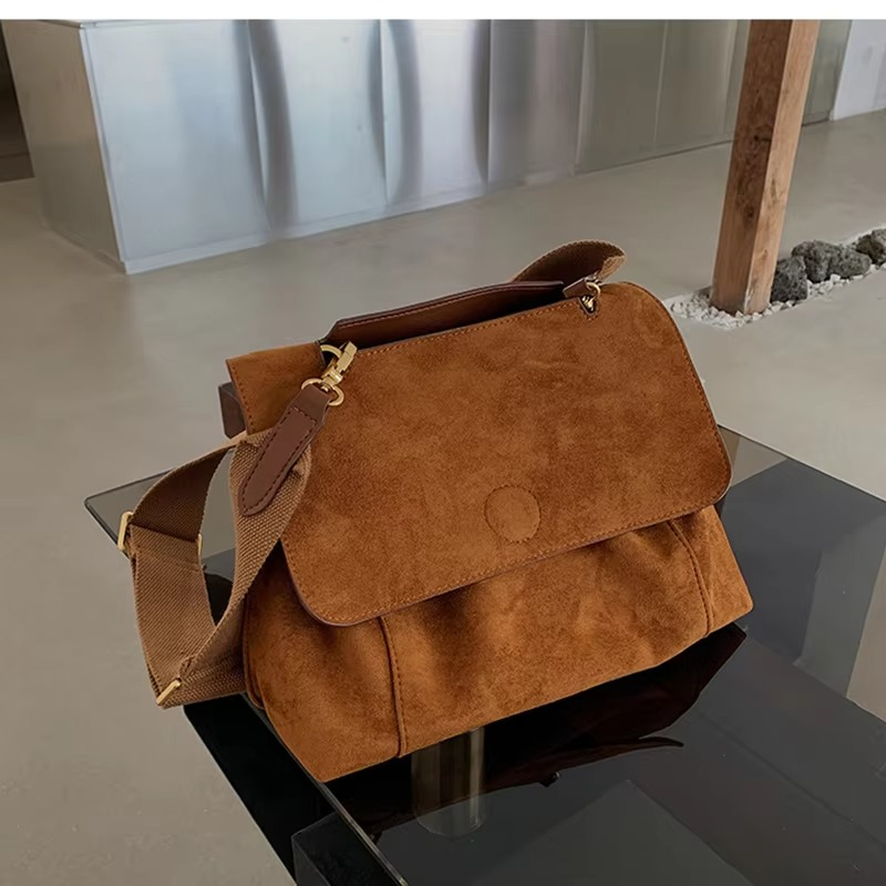 Modna torba damska zamszowa crossbody na jesień zimę