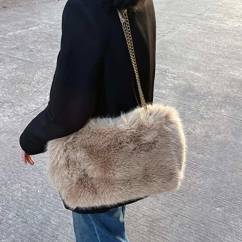 Duża Torebka Zimowa z Pluszu o Eleganckim i Miękkim Wykończeniu