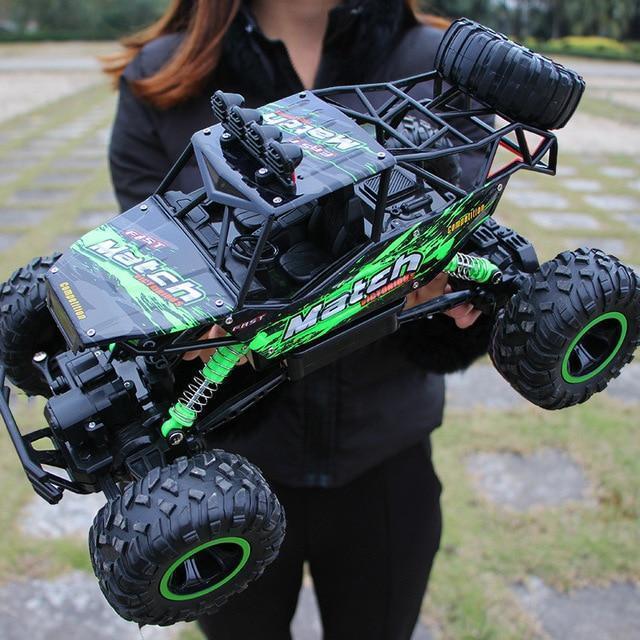 Wytrzymały monster truck zdalnie sterowany na terenowe przygody