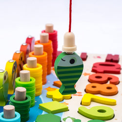 Kreatywna gra edukacyjna dla dzieci z tablicą aktywności Montessori