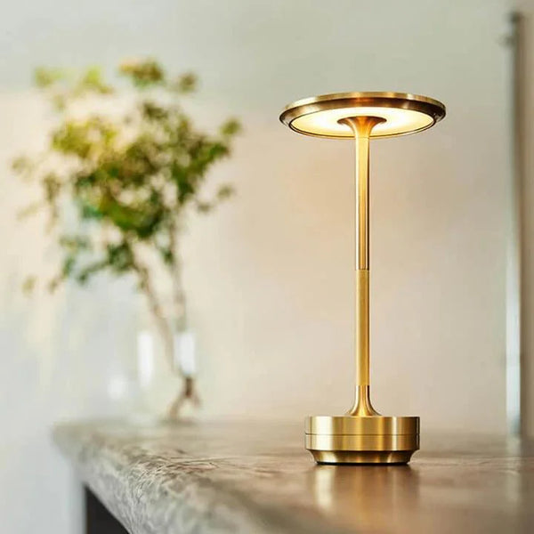 Stylowa lampa, którą naładujesz bezprzewodowo!