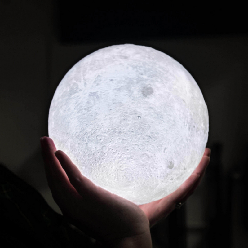 Dekoracyjna Lampa Księżyc z Naturalną Podstawką i Intuicyjnym Sterowaniem