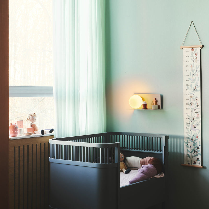 Lampa Ścienna z Funkcjonalną Półką do Nowoczesnych Wnętrz