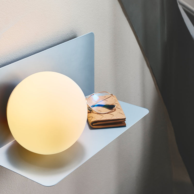 Lampa Ścienna z Funkcjonalną Półką do Nowoczesnych Wnętrz