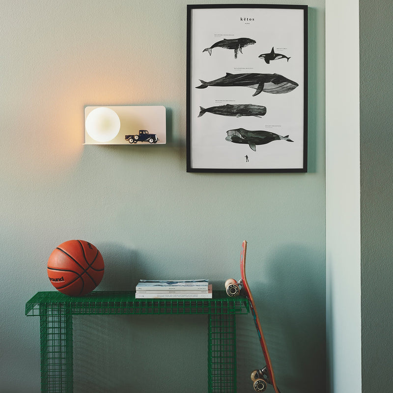 Lampa Ścienna z Funkcjonalną Półką do Nowoczesnych Wnętrz