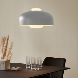 Nowoczesna lampa wisząca z delikatnym urokiem