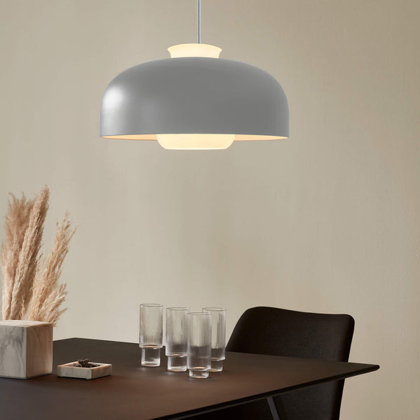 Nowoczesna lampa wisząca z delikatnym urokiem