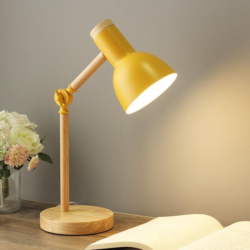 Lampa stołowa z drewnianym wykończeniem w nordyckim stylu